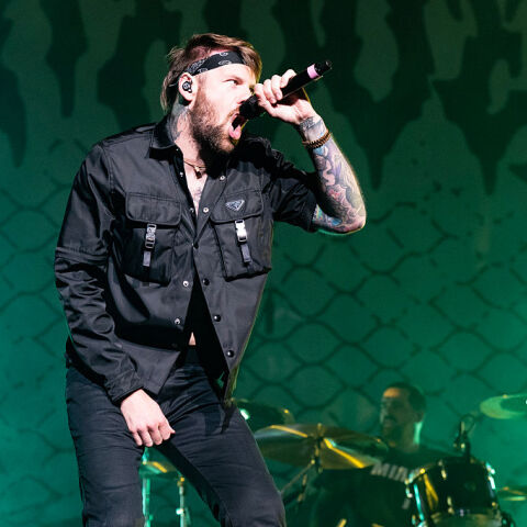 Ο τραγουδιστής των Beartooth ανακοίνωσε ότι είναι γκέι μετά από 14 χρόνια γάμου