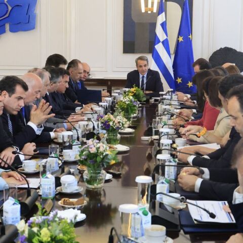 Υπουργικό Συμβούλιο: Ισότητα στις αμοιβές, Τεχνητή Νοημοσύνη, ξένες επενδύσεις και νέα μέτρα για Υγεία και ακίνητα