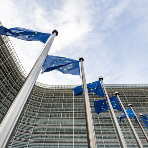 Σημαίες της ΕΕ έξω από το κτήριο της Κομισιόν, στις Βρυξέλλες