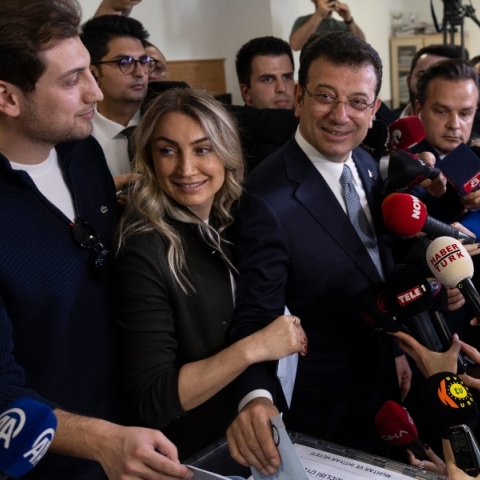 Τουρκία: «Ο λαός ζητά αλλαγή» δηλώνει η σύζυγος του Εκρέμ Ιμάμογλου ασκώντας 