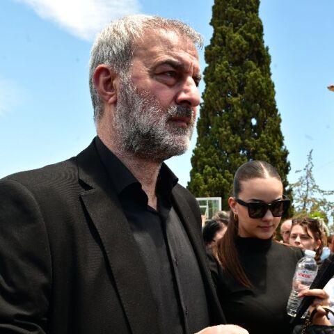 Κηδεία Γωγώς Μαστροκώστα: Λύγισε η Κρίστι Κρανά, «υποκλίνομαι στον Τραϊανό Δέλλα»