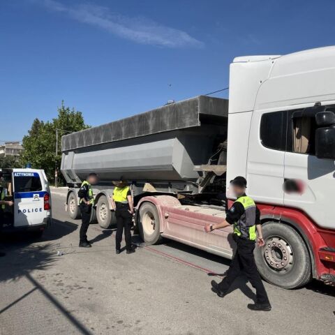 Έλεγχος της τροχαίας σε φορτηγό