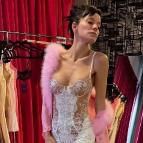 Η Λίλι Άλεν ποζάρει με lingerie και «καρφώνει» ξανά τον Ντέιβιντ Χάρμπουρ