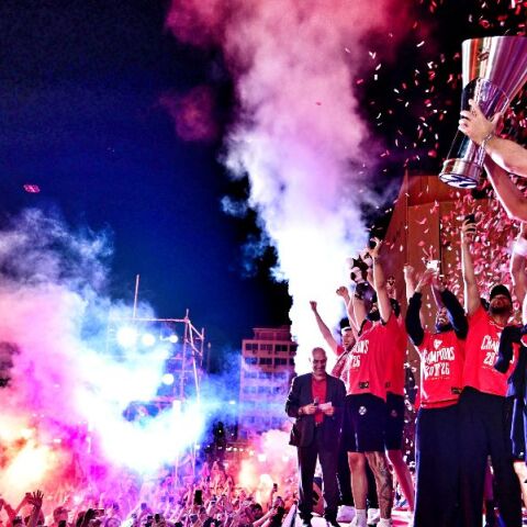 Ο Ολυμπιακός απάντησε στην ανακοίνωση του Παναθηναϊκού με βίντεο του Μπαρτζώκα που τραγουδά σύνθημα