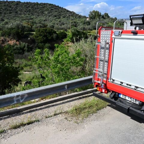 Φωτιά στους Αγίους Θεοδώρους: Κλειστή λωρίδα στην Αθηνών–Κορίνθου και διακοπή του Προαστιακού