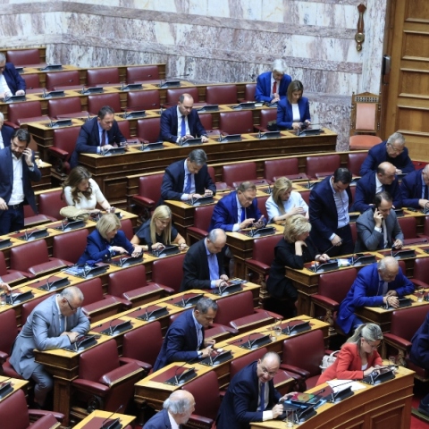 Πέρασε από την επιτροπή της Βουλής το νομοσχέδιο για το μεταναστευτικό με τις ψήφους της ΝΔ