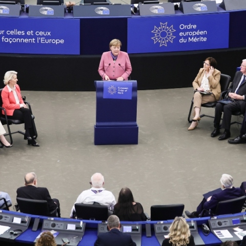 «Με την πολιτική μου συνέβαλα στην άνοδο της AfD», παραδέχεται η Μέρκελ