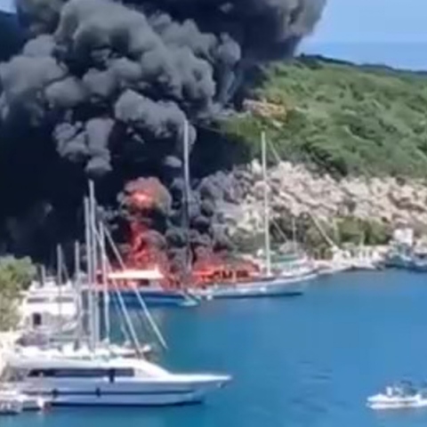 Παξοί: Υπό έλεγχο η φωτιά στα δύο σκάφη στο λιμάνι Γάιος	