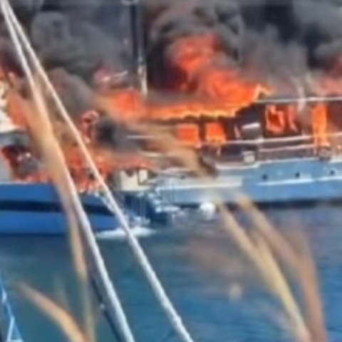 Τουριστικά σκάφη τυλίχθηκαν στις φλόγες στο λιμάνι των Παξών -Βίντεο