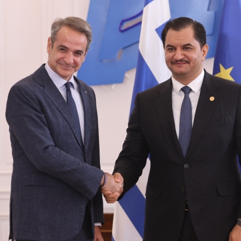 Συνάντηση Μητσοτάκη με τον Σαντάμ Χαφτάρ στο Μαξίμου: Στο τραπέζι μεταναστευτικό και θαλάσσιες ζώνες