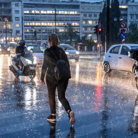 Καιρός αύριο: Μικρή άνοδος της θερμοκρασίας με βροχές και καταιγίδες 