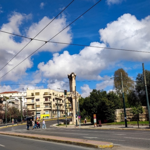 Άκρως καλοκαιρινός ο καιρός σήμερα με τοπικές βροχές και ισχυρούς ανέμους