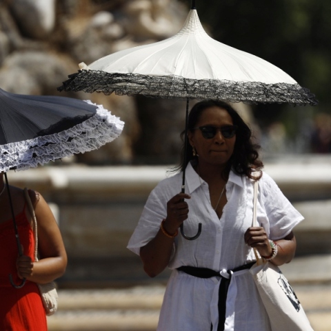 Γαλλία: Καύσωνας σε πάνω από τα μισά διαμερίσματα της ηπειρωτικής χώρας	