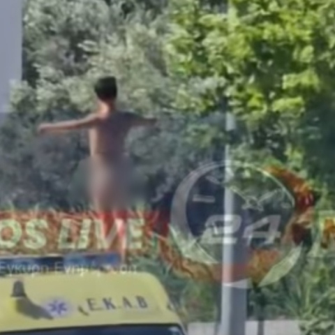 Ρόδος: Ολόγυμνός τουρίστας σκαρφάλωσε σε ασθενοφόρο και πήδηξε στον δρόμο