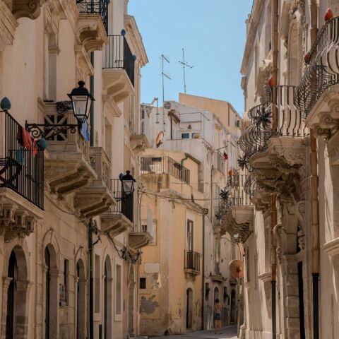Το όνειρο του σπιτιού του ενός ευρώ στην Ιταλία: Ευκαιρία ή μια ακριβή παγίδα;