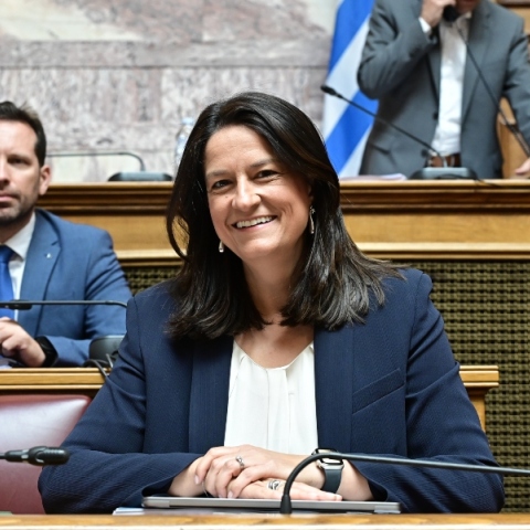 Βουλή: Ολοκληρώθηκε η πρώτη επεξεργασία του νομοσχεδίου για την ίση αμοιβή ανδρών και γυναικών 