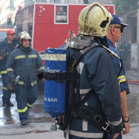 Καλλιθέα: Η συγκλονιστική στιγμή που πολίτες πιάνουν 75χρονη μετά το άλμα από μπαλκόνι
