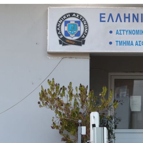 Συνελήφθη αξιωματικός της ΕΛ.ΑΣ. μετά από καταγγελία για ξυλοδαρμό κρατουμένου