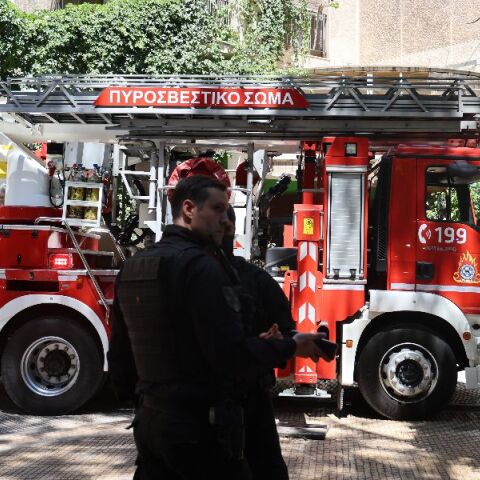 Υπό έλεγχο η φωτιά που ξέσπασε σε ισόγειο ξενοδοχείου στην Ομόνοια - Ένας τραυματίας με εγκαύματα