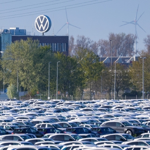 Γερμανία: Σχέδιο για κατάργηση έως και 100.000 θέσεων εργασίας στην Volkswagen - Πτώση της μετοχής	