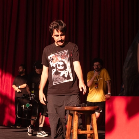 Συνελήφθη ο διάσημος Τούρκος stand-up κωμικός Ντενίζ Γκοκτάς για προσβολή του Ισλάμ 