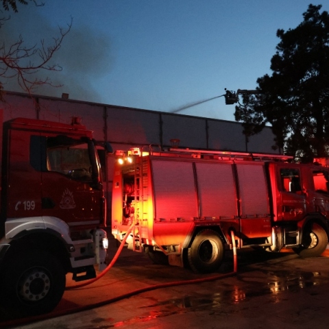 Περιορίστηκε η φωτιά στο κτίριο Μπάντμιντον στο Γουδή - Mέρος της σκεπής έχει καταρρεύσει