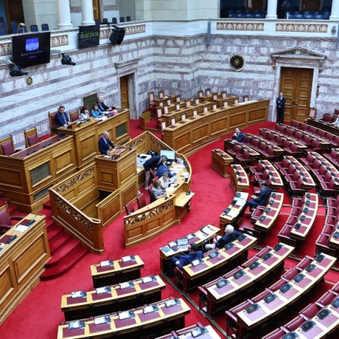 Αναθεώρησης του Συντάγματος: «Ναι» από τη ΝΔ, «παρών» και «όχι» από ΠΑΣΟΚ, «όχι σε όλα» από την αντιπολίτευση 