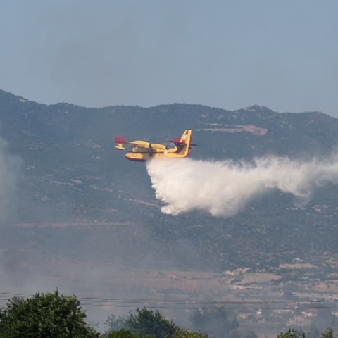 Φωτιά στην Επίδαυρο: Ενισχύθηκαν οι δυνάμεις, σηκώθηκαν 12 εναέρια μέσα