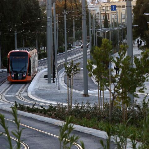 Οδηγός τραμ στη Νέα Σμύρνη κάπνιζε με τα πόδια στην κονσόλα