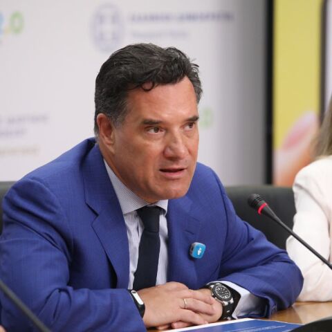 Με τη λευκή ποδιά στο τιμόνι του ασθενοφόρου: Ο γιατρός που συγκίνησε τον Άδωνι Γεωργιάδη