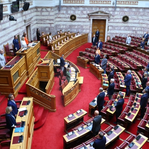 «Κατέβαλαν την ύψιστη θυσία στο καθήκον»: Eνός λεπτού σιγή για τους 3 πυροσβέστες στη Βουλή