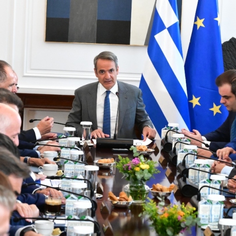 Μητσοτάκης στο υπουργικό: Στεκόμαστε δίπλα στις οικογένειες των πυροσβεστών -Έρχονται δύσκολες ημέρες με τις φωτιές 