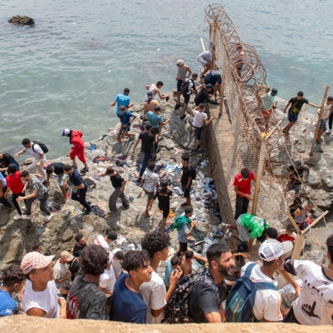 Η Ισπανία εγκαθιστά φράγμα στη Θέουτα μετά την εισροή μεταναστών που στοίχισε της ζωή σε 67 ανθρώπους	