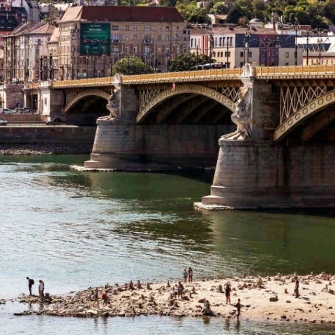 Ρεκόρ χαμηλής στάθμης στον Δούναβη - Καύσωνας και ξηρασία πλήττουν τουρισμό και βιομηχανία