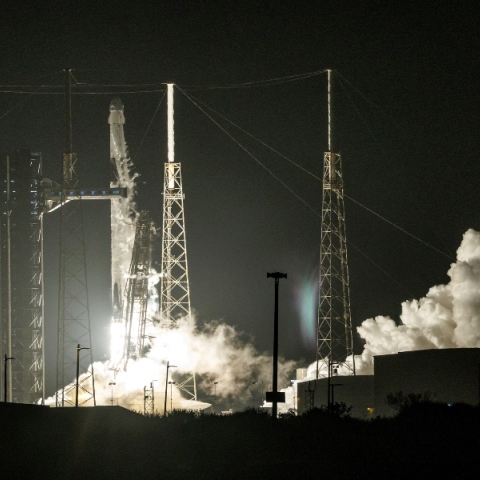 Πύραυλος της SpaceX θα συντριβεί στην επιφάνεια της Σελήνης με ισχύ τριών τόνων ΤΝΤ