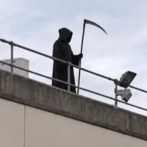 Απίστευτο σκηνικό στην Ουαλία: Άνδρας συνελήφθη επειδή ντύθηκε Χάρος και ανέβηκε σε σκεπή νοσοκομείου