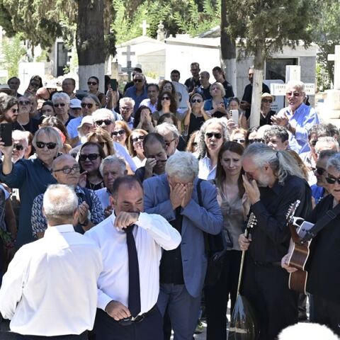 Κηδεία Λάκη Χαλκιά: Με την εμβληματική «Φάμπρικα» το αντίο στον σπουδαίο ερμηνευτή