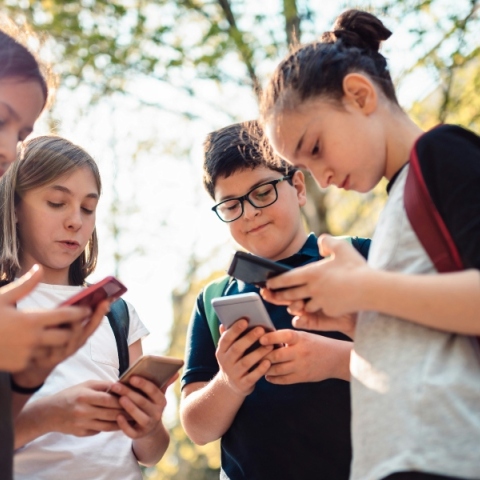 Εθισμός ανηλίκων σε Instagram και Facebook - Η Meta αντιμέτωπη με δεκάδες μηνύσεις στις ΗΠΑ