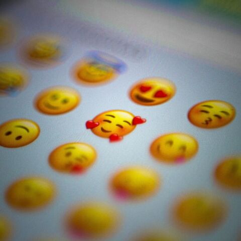 Ποιο emoji προδίδει την ηλικία σου – Τι χρησιμοποιούν Gen X, Gen Z και Gen Alpha