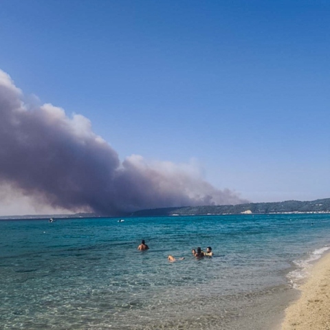 Φωτιά στη Χαλκιδική: Η στιγμή που τουρίστες απεγκλωβίζονται με σκάφη από την παραλία της Σίβηρης