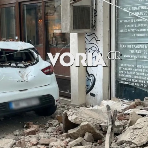 Θεσσαλονίκη: Κομμάτι μπαλκονιού κατέρρευσε από κτίριο στο κέντρο της πόλης