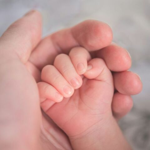 Η Σιγκαπούρη πληρώνει 55.000 δολάρια ανά παιδί για να αυξήσει τις γεννήσεις