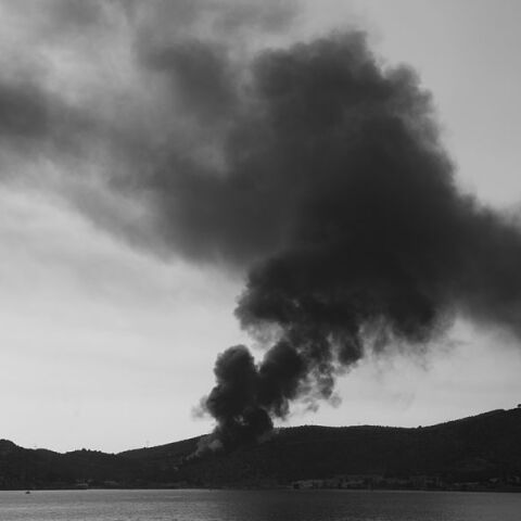 Σαλαμίνα: Υπό έλεγχο ο κίνδυνος επέκτασης – Ισχυρές δυνάμεις παραμένουν στην περιοχή