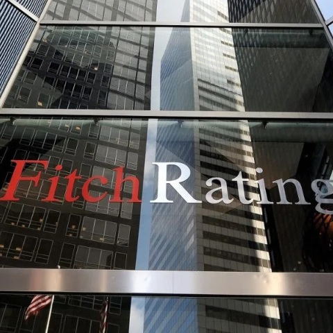 Fitch: Καταλύτης για την αναβάθμιση της ελληνικής οικονομίας, η ταχεία μείωση του δημόσιου χρέους