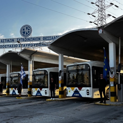 ΟΑΣΘ: Στους δρόμους από σήμερα τα 50 ηλεκτρικά, αρθρωτά λεωφορεία - Πιάνουν τιμόνι 171 νέοι οδηγοί