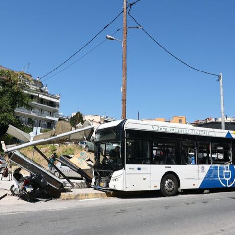 Νεότερη ενημέρωση: Σε σοβαρή κατάσταση 21χρονη μετά το τροχαίο με τα δύο λεωφορεία στη Θεσσαλονίκη