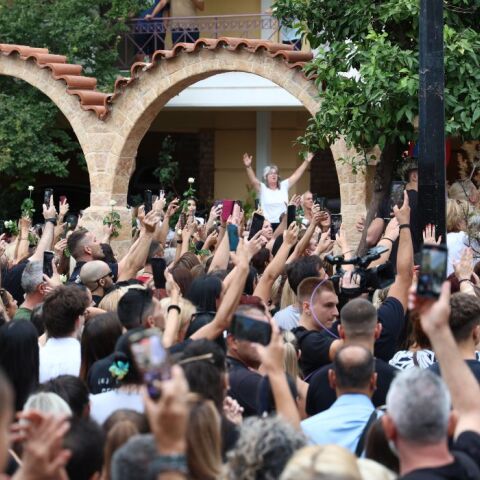 Γιώργος Μαζωνάκης: Με τα τραγούδια του και φωνές «Αθάνατος» το τελευταίο «αντίο» στη Νίκαια