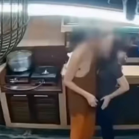 Συνελήφθη μοναχός στην Ταϊλάνδη επειδή ερωτοτροπούσε με ερωμένη του μέσα σε ναό