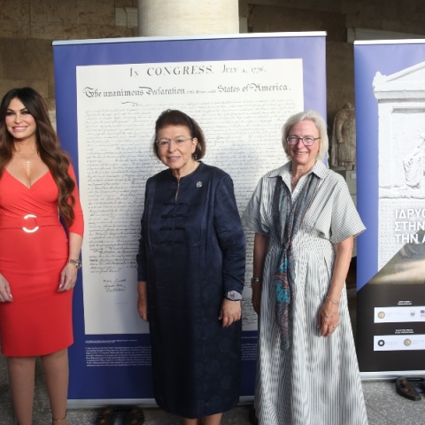 Γκίλφοϊλ - Μενδώνη στα εγκαίνια της έκθεσης «Ιδρύοντας τη Δημοκρατία στην Ελλάδα και την Αμερική»