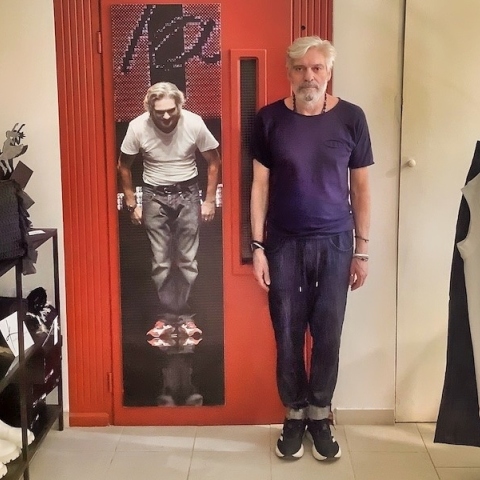 Κωνσταντίνος Τσιγαρός: Ο σχεδιαστής μόδας δίνει 13 μίνιμαλ απαντήσεις για τη Θεσσαλονίκη